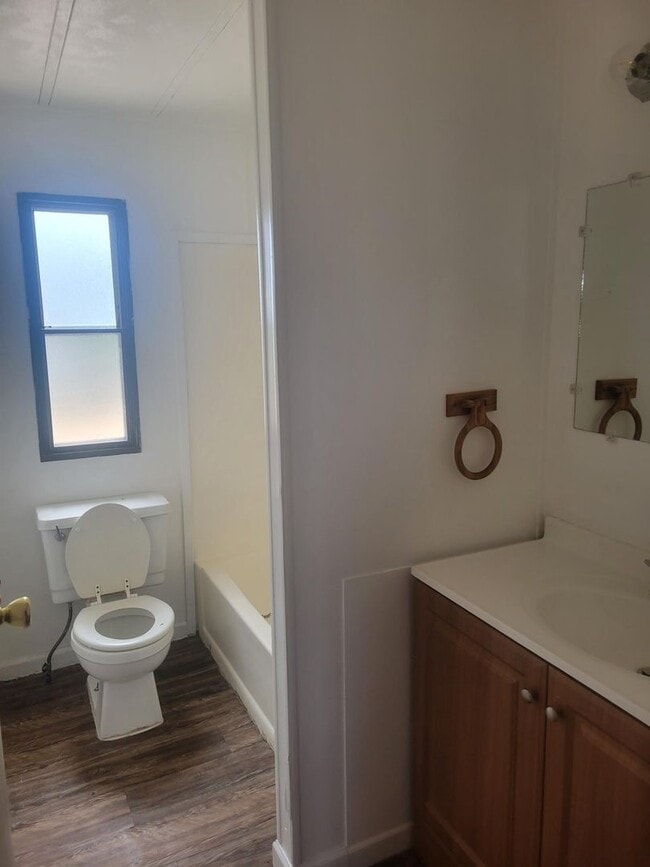 Building Photo - 3 Bed 2 Bath
