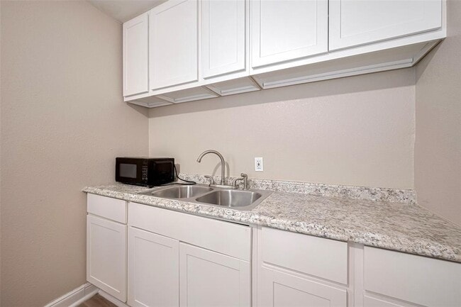 Building Photo - 5118 Plum Dr