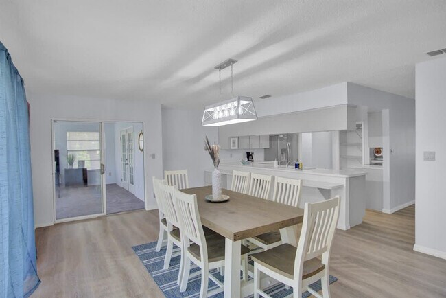 Building Photo - 1045 N Cres Dr