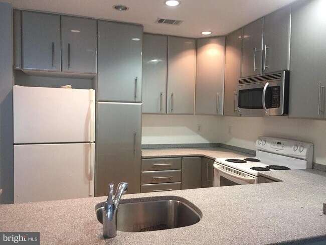 Building Photo - 5811 Royal Ridge Dr