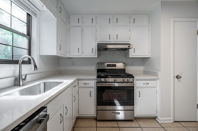 Building Photo - Stunningly renovated 4 bedroom 3 bathroom ...