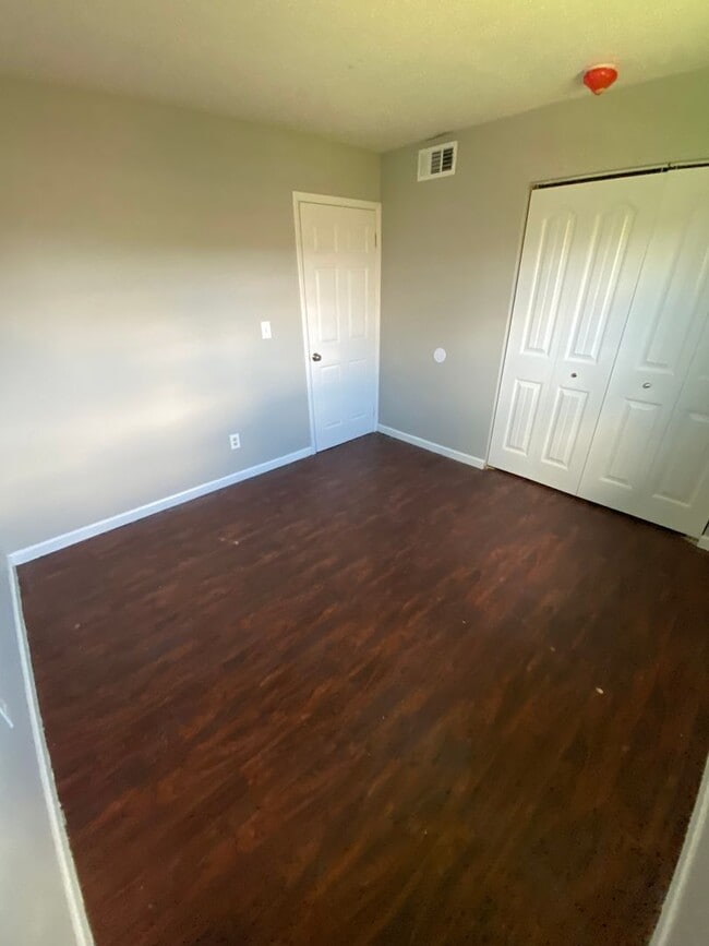 Building Photo - **Spacious 2 Bedroom | 1.5 Bath with Functional Layout**