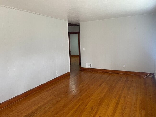 Building Photo - 4 Bedroom House