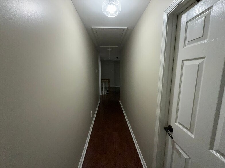 Building Photo - 2845 Stratfield Ct