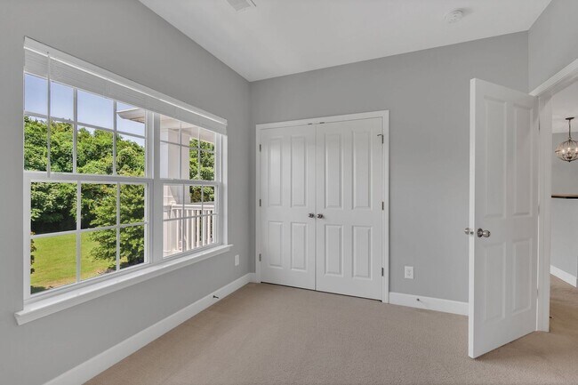 Building Photo - Stylish Condo with Balcony Views in South Nashville