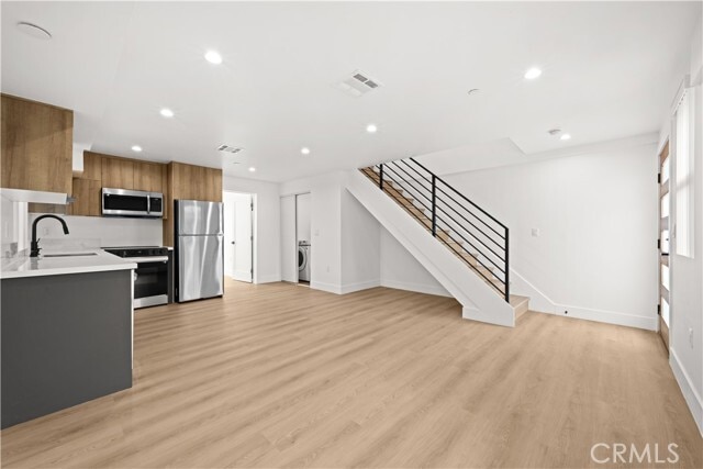 Building Photo - 2002 Hillcrest Dr