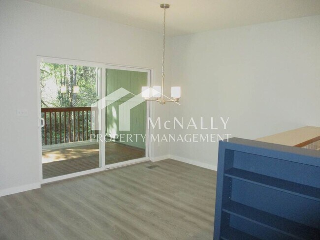 Building Photo - Charming Condo with Bonus Room in Horseshoe Gardens