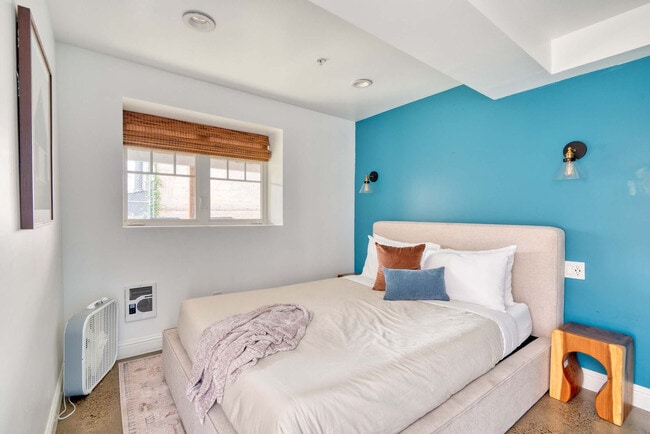 Building Photo - 18 NW 22nd Pl