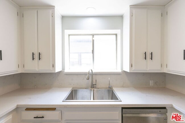 Building Photo - 2547 Canyon Dr