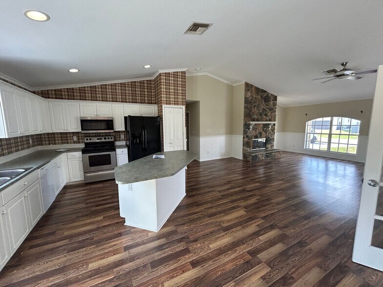 Building Photo - Unique 3/2 + Den home in great location