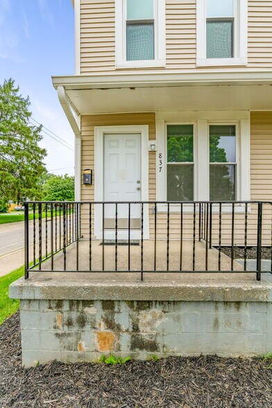 Building Photo - 837 Campbell Ave