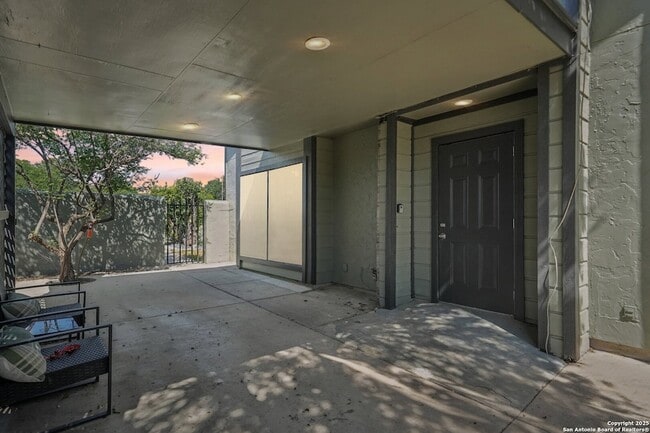 Building Photo - 10609 Starcrest Dr