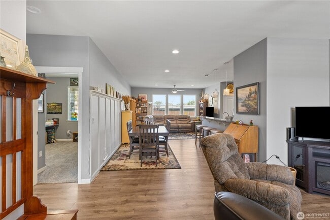 Building Photo - Like-New 3 bed 2 bath w/ Garage