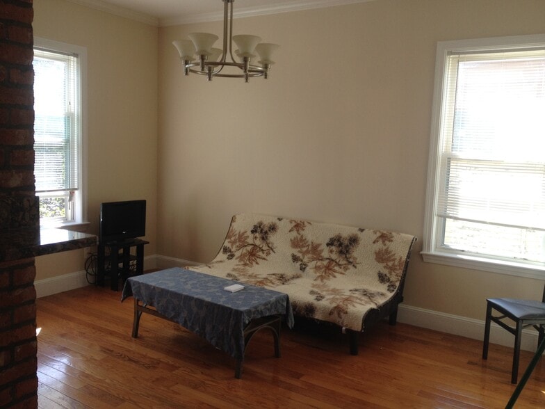 Building Photo - 30 Circuit St