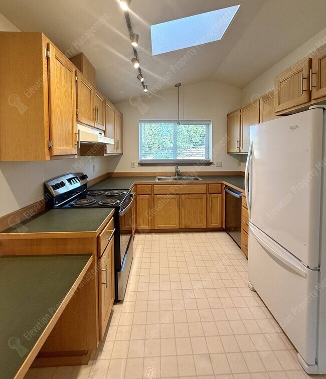 Building Photo - Single-Level Living in a Prime NE Bend Location