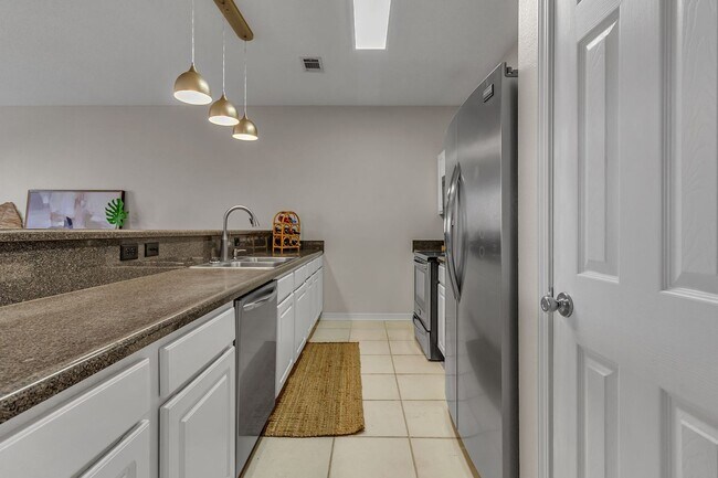 Building Photo - Destin 3 Bedroom Townhome with a Garage!