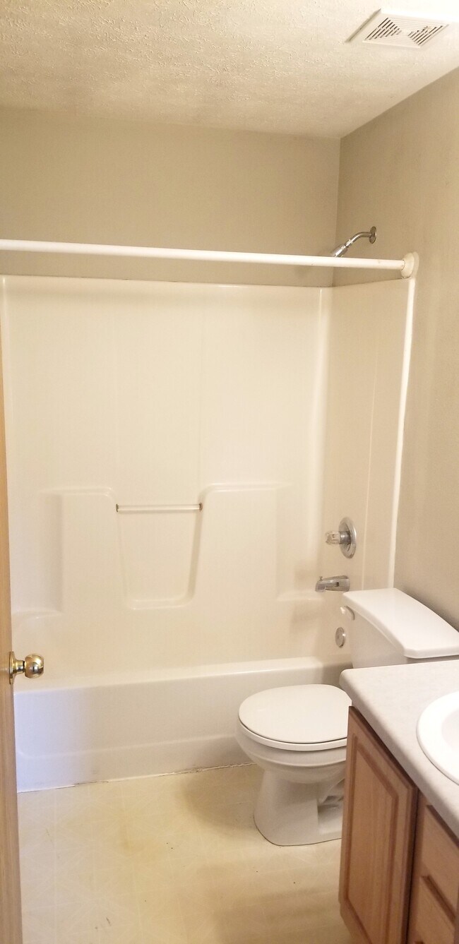 Building Photo - 813 N Pinewood Ave