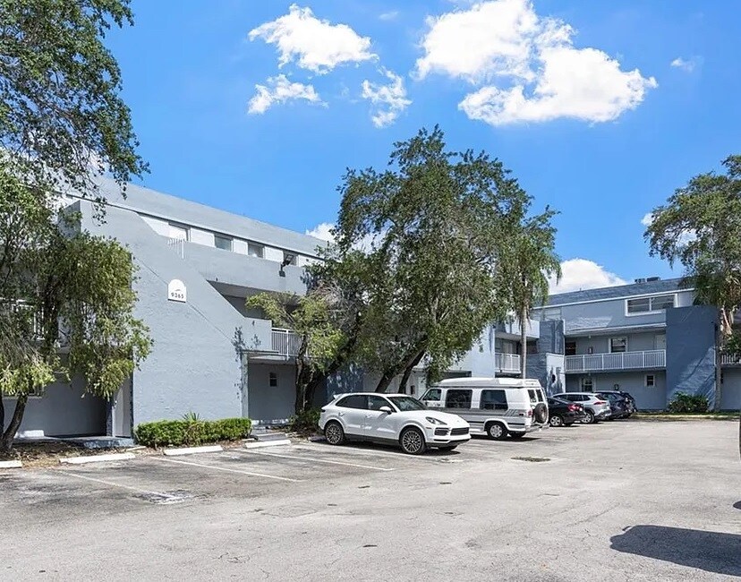 Building Photo - 9367 Fontainebleau Blvd
