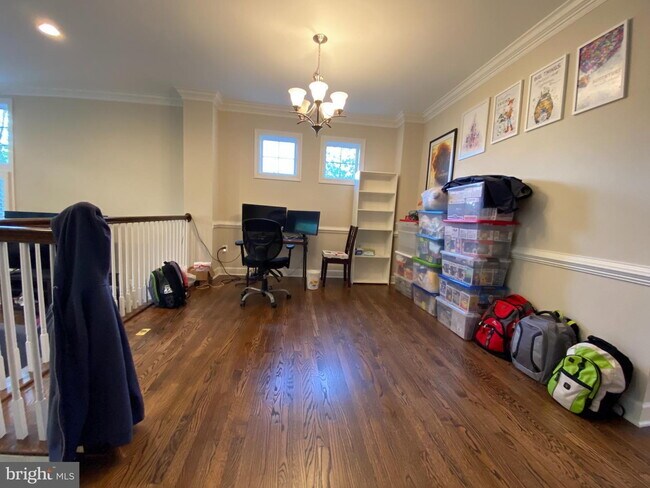 Building Photo - Bright & Spacious End-Unit Townhouse with Two-Car Garage!