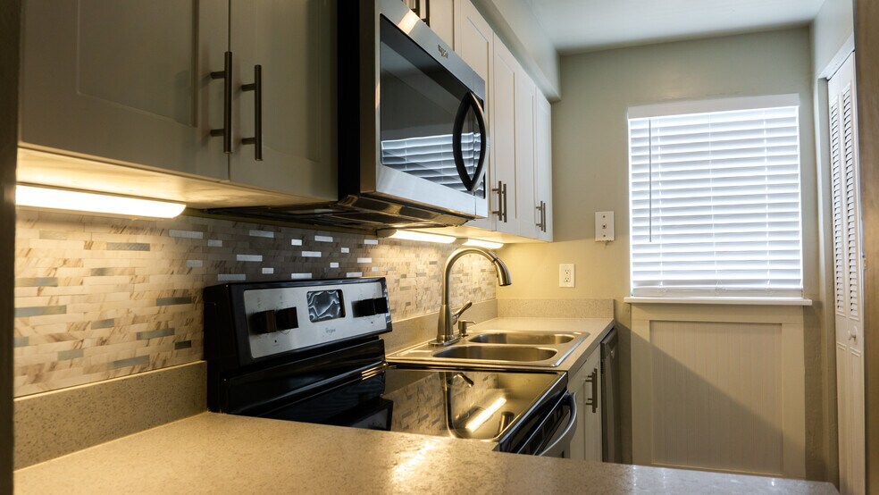 Building Photo - 711 SW 75th St