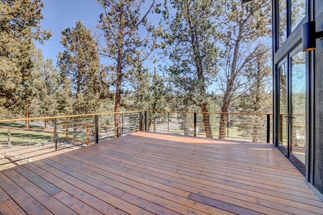 Building Photo - Gorgeous home close to downtown Tumalo