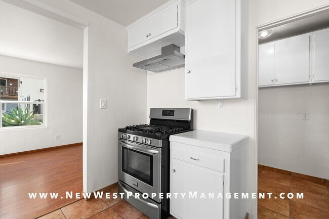 Building Photo - Recently Renovated University Heights 2 Bed 1 Bath with 2 off-street parking spaces! Pet OK!