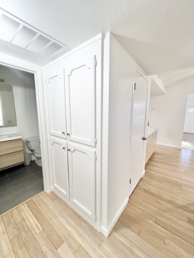 Building Photo - Spacious and recently remodeled 2 bedroom 1 bathroom duplex!