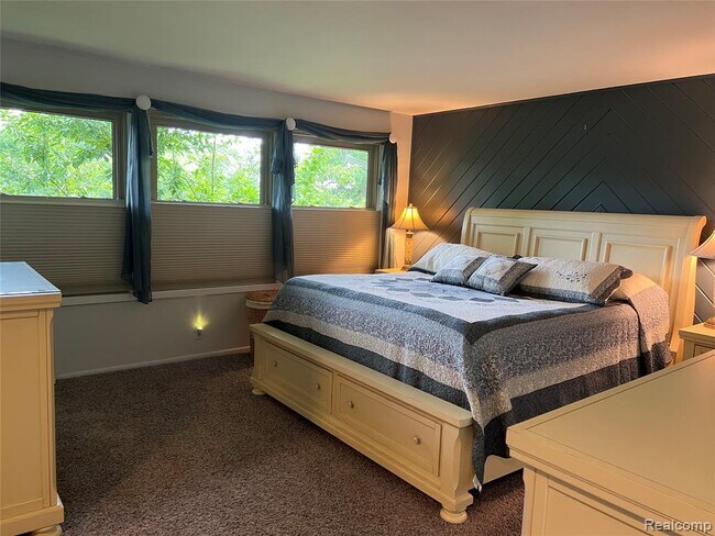 Building Photo - 5250 Bronco Dr