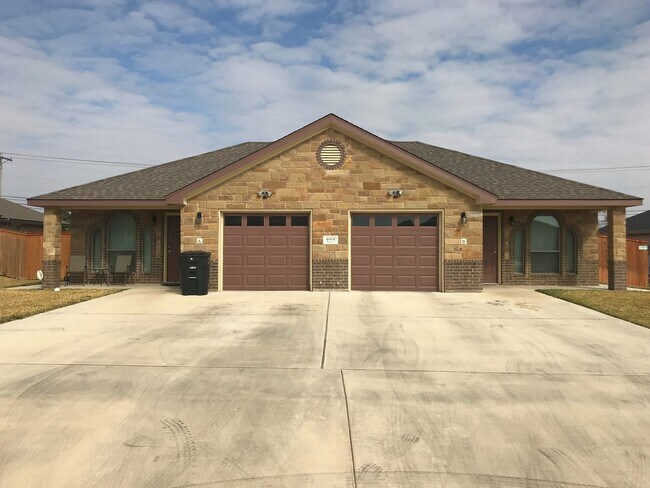 Primary Photo - Beautiful 3 Bedroom, 2 Bath Duplex Near Cl...