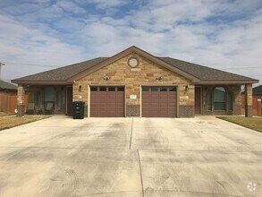 Building Photo - Beautiful 3 Bedroom, 2 Bath Duplex Near Cl...