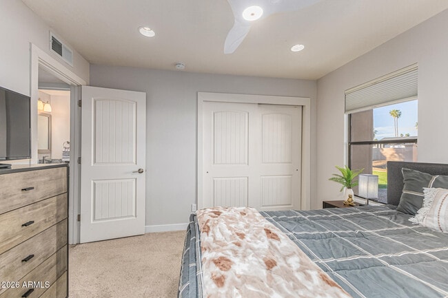 Building Photo - 5821 E Cactus Rd