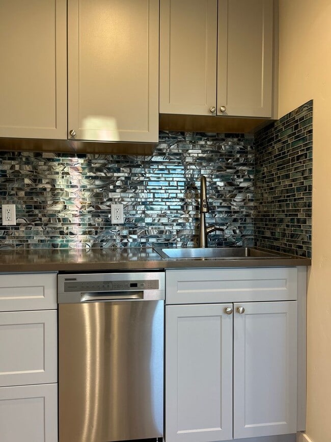 Building Photo - 1079 NW Quincy Ave