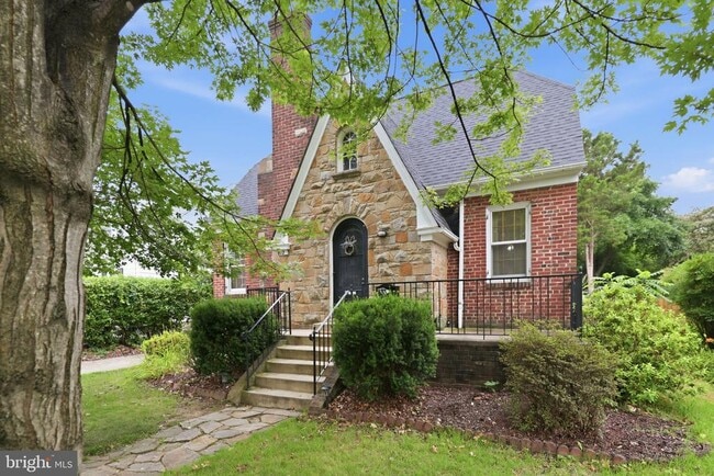 Building Photo - 812 S Glebe Rd