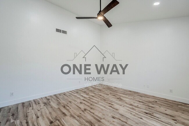 Building Photo - 760 N Swan Dr