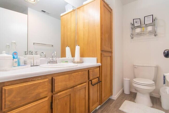 Building Photo - 565 Primrose Dr