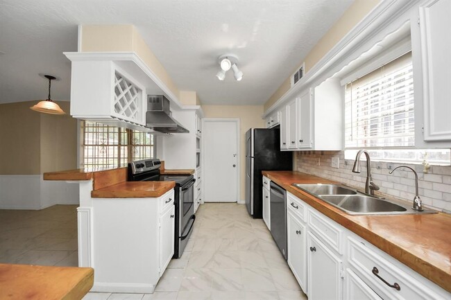 Building Photo - 11411 Briar Forest Dr