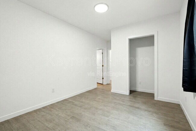 Building Photo - 371 E Levengrove Dr