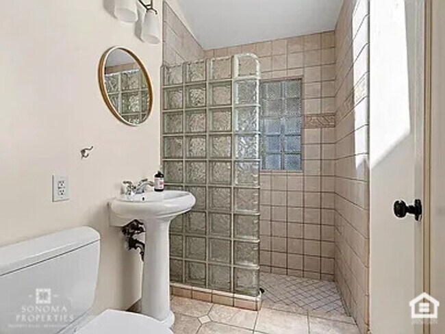 Building Photo - Charming 2-bedroom, 1-bathroom Sonoma Home - Available Now!