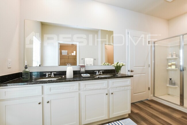 Building Photo - 5247 Inglewood Dr