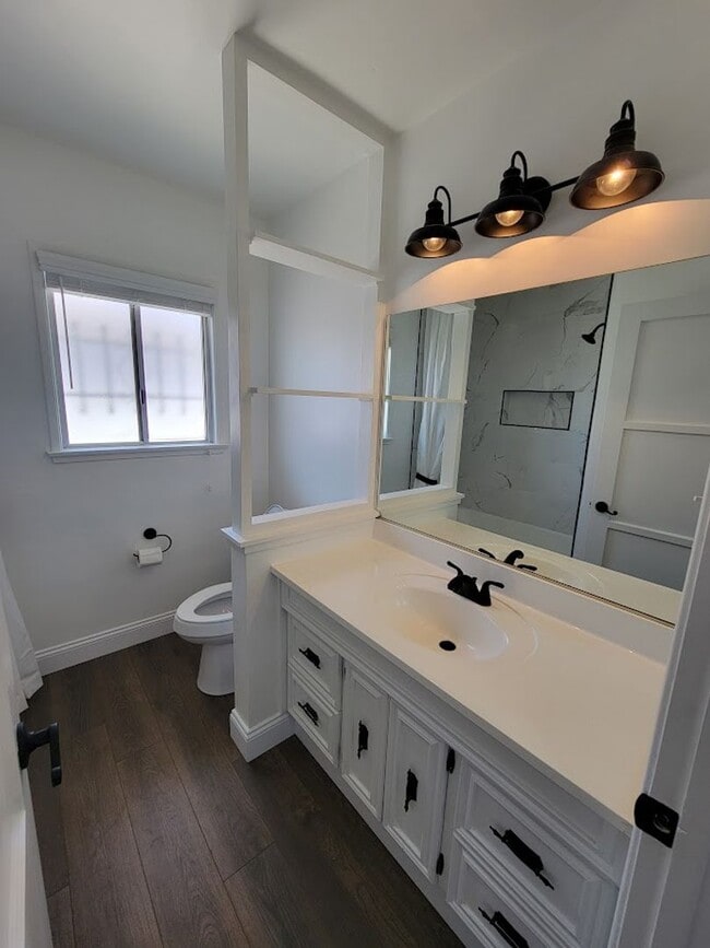 Building Photo - SPACIOUS 3BD/2BA WITH GARAGE, LAUNDRY AND ...