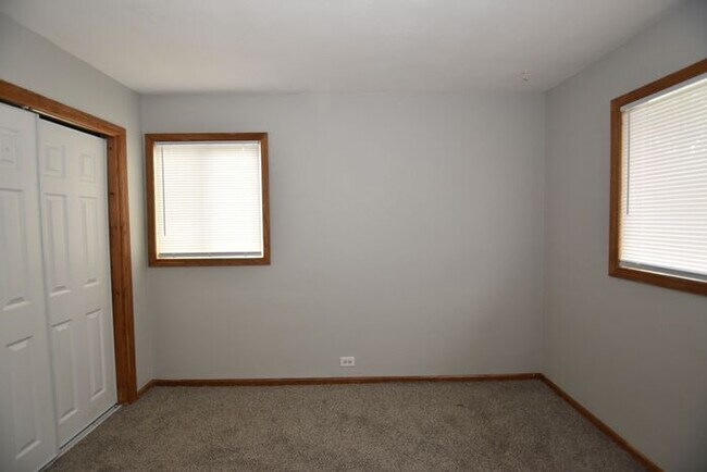Building Photo - Mishawaka 3 bedroom ranch with large family room and fenced yard