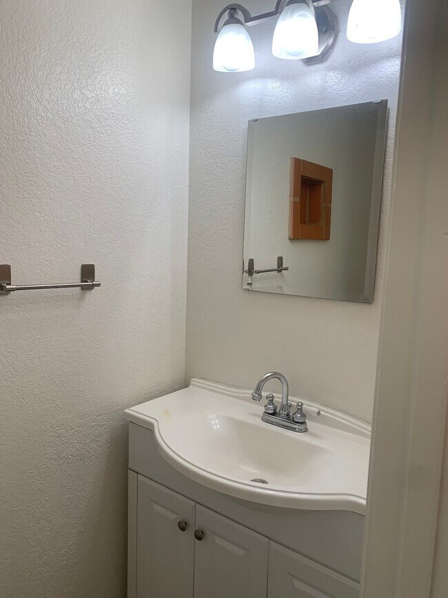 Building Photo - Updated Fairfield Apartment