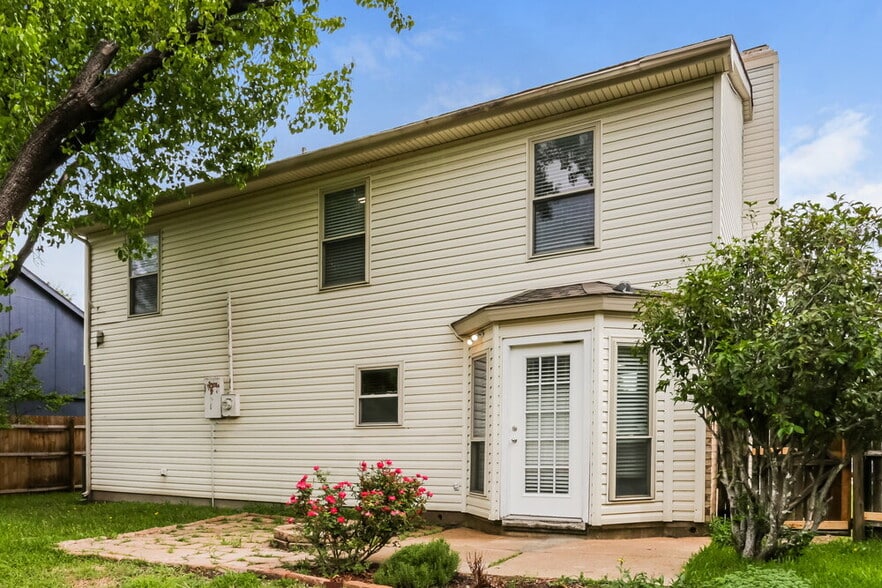 Building Photo - 511 Rosewood Ln