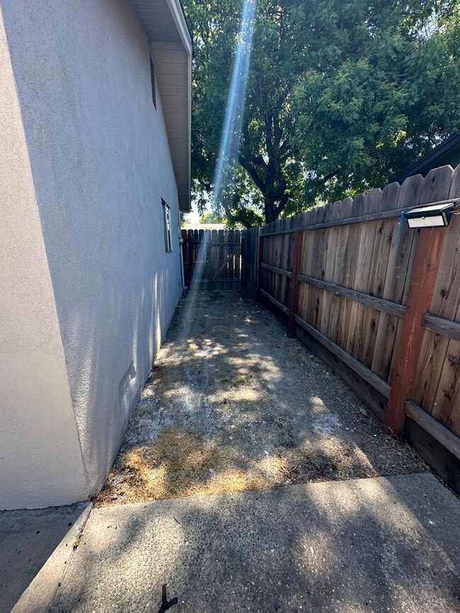 Building Photo - 1321 Palomar Way