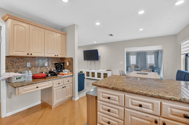 Building Photo - 10065 Camelback Ln