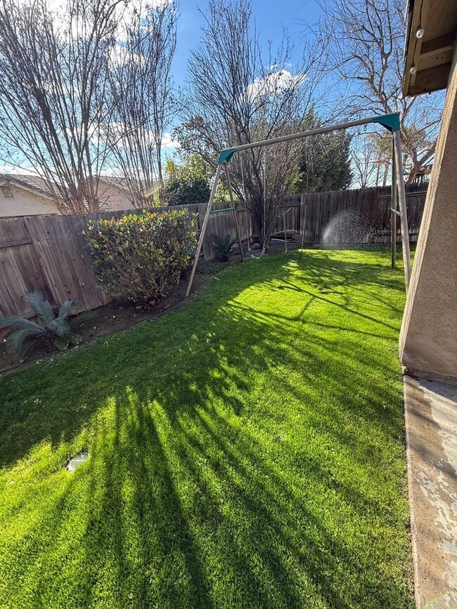 Building Photo - Spacious 4 bed 2 Bath in Desirable NW Bakersfield