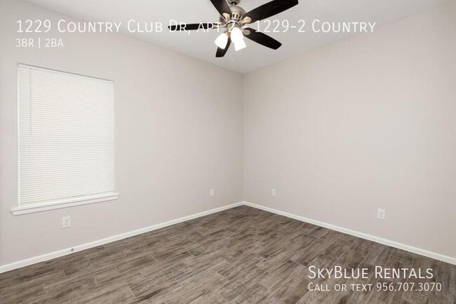 Building Photo - 1229 Country Club Dr