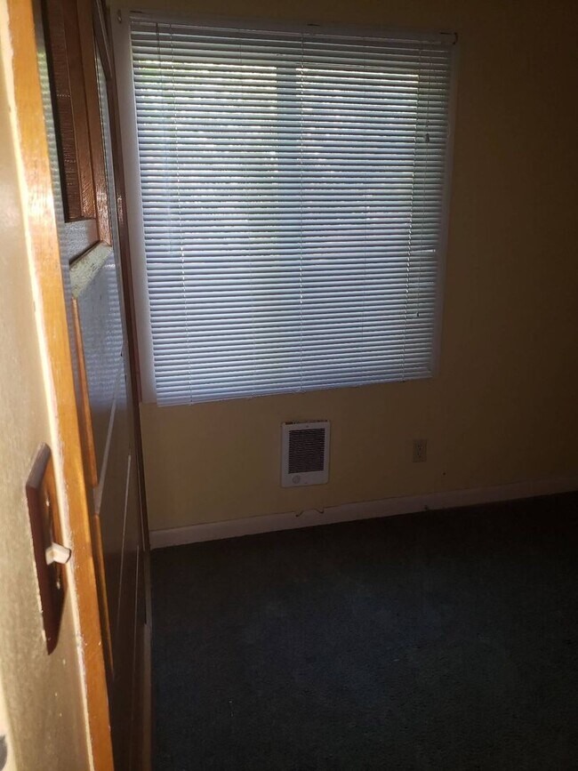 Building Photo - 1065 NE Duncan Ln