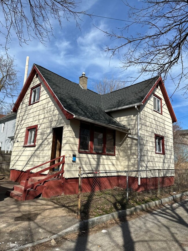 Building Photo - YUO WILL FALL IN LOVE WITH THIS COZY HOME !!!