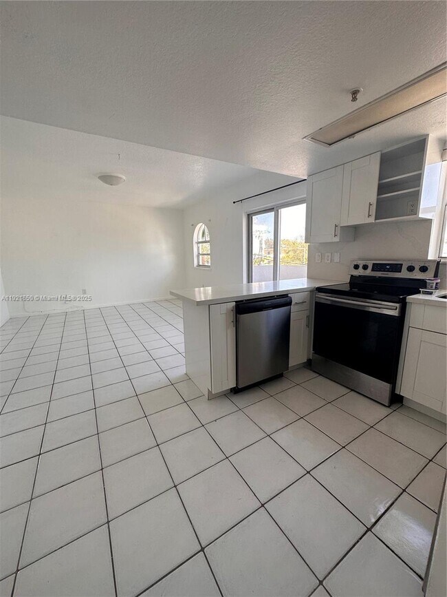 Building Photo - 3052 SW 27th Ave